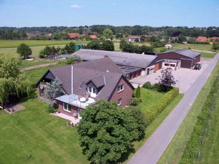 Landschaftsfoto Wiesenhof Bauernhof mit Stallgebäuden